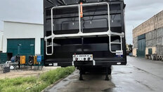 Бортовой полуприцеп-зерновоз ИнтерПрицеп 853371 — задняя часть с рамой, лестницами и бортами