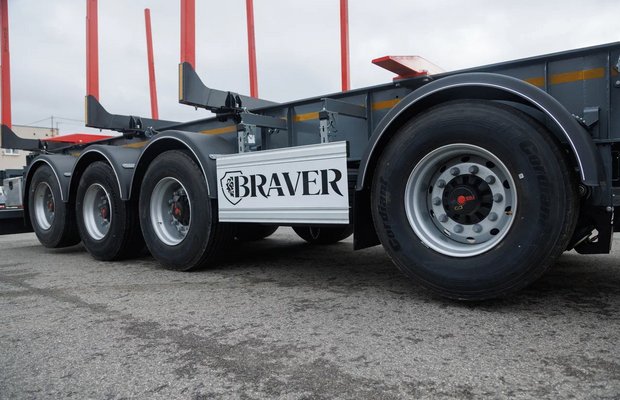 Сортиментовозная линейка BRAVER расширилась: завод из Костромы представил новые четырехосные полуприцепы